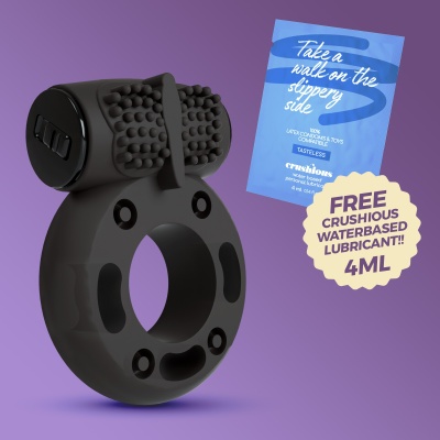 Anel preto texturizado e pacote azul com texto, em fundo roxo.