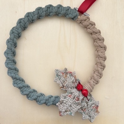 Colar trançado de malha com folhas e bagas decorativas