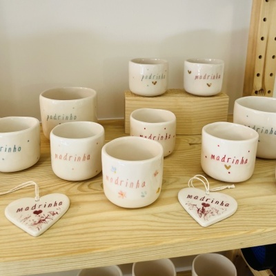 Chávenas em faiança com acabamento em ouro para os Padrinhos