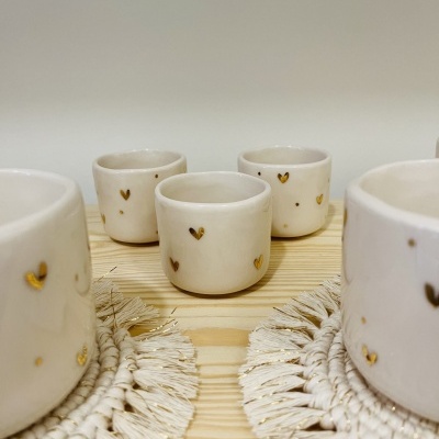 Chávenas em faiança com acabamento em ouro