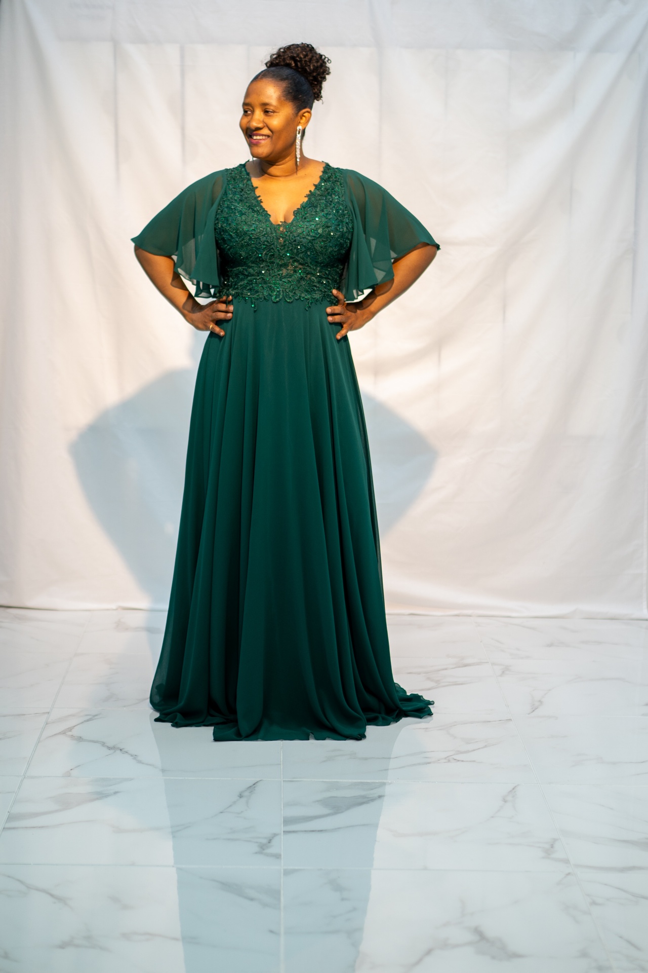 JMT8939 - Vestido Comprido Vestido longo verde escuro com renda e pedraria e mangas transparentes