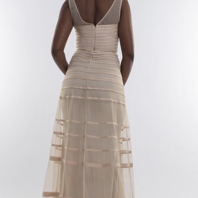 Vestido comprido bege com tecido transparente e padrão de linhas horizontais