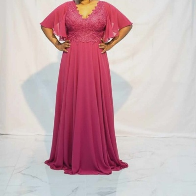 Vestido longo vinho com renda e mangas soltas num estúdio com fundo branco