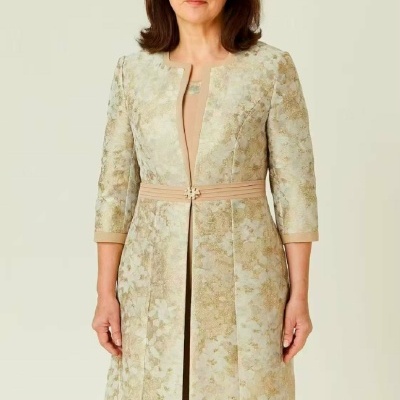 Casaco feminino bege com padrão floral dourado e cinto fino