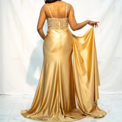 Vestido dourado de cetim com parte superior em renda bordada