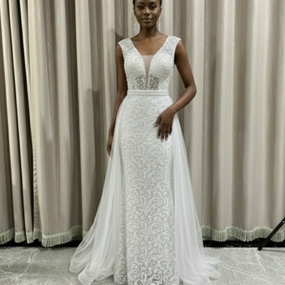 Vestido de noiva branco com renda e saia transparente fluida.