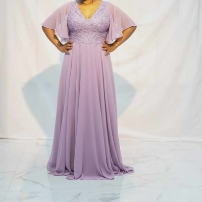 Vestido comprido lilás com renda e mangas soltas em tecido leve