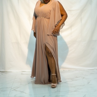 Vestido longo cor de rosa claro com decote em V, fenda na perna esquerda e cinto dourado