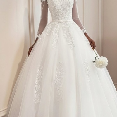 Vestido de noiva branco com renda e mangas compridas, mulher segurando flor branca