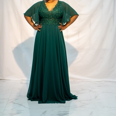 Vestido longo verde escuro com renda e pedraria e mangas transparentes