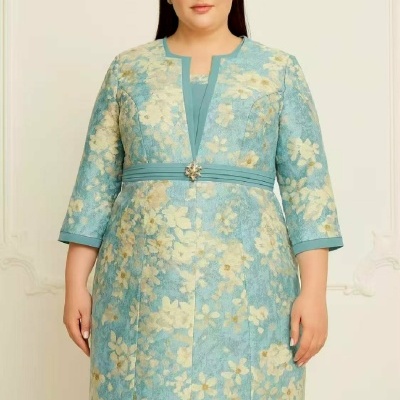 Vestido azul com padrão floral bege e cinto azul com fivela decorativa