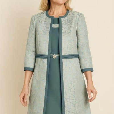 Mulher com casaco cinza claro e vestido verde