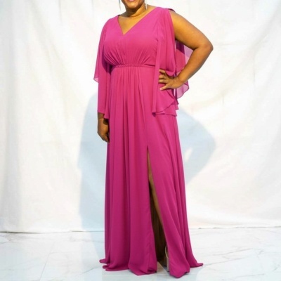 Vestido longo rosa com decote em V e fenda alta.