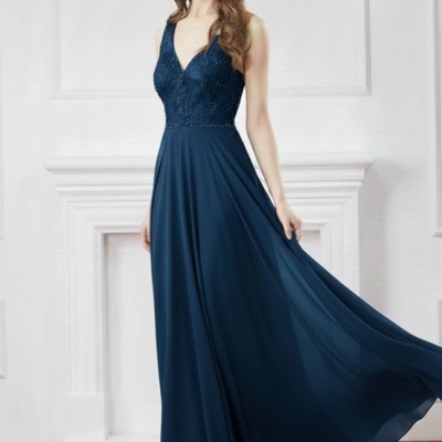Vestido longo azul escuro com corpete detalhado e saia fluida