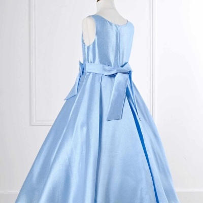 Vestido azul claro sem mangas para criança com laço atrás em manequim