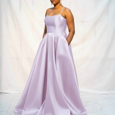 Vestido longo lilás de cetim com alças finas e decote quadrado