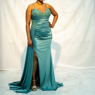 Vestido azul-turquesa longo com detalhes brilhantes e fenda na perna esquerda