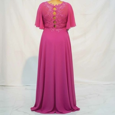 Vestido longo rosa com renda e aberturas nas costas