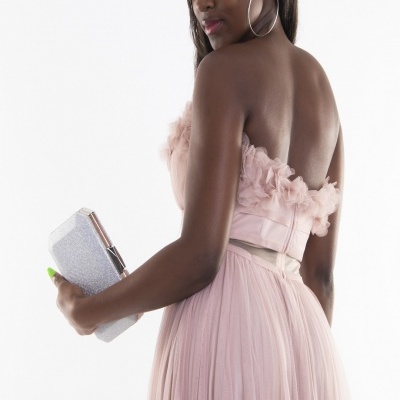 Vestido longo rosa claro com flores e carteira prateada