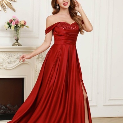 Vestido vermelho longo ombro a ombro com lantejoulas e fenda