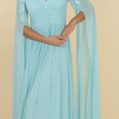 Vestido comprido azul claro com renda e botões na frente