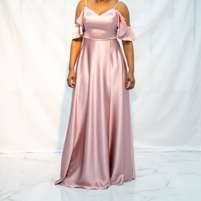 Vestido longo cor-de-rosa em tecido acetinado com ombros à mostra