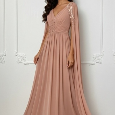 Vestido longo rosa claro com escote em V e bordados no ombro direito