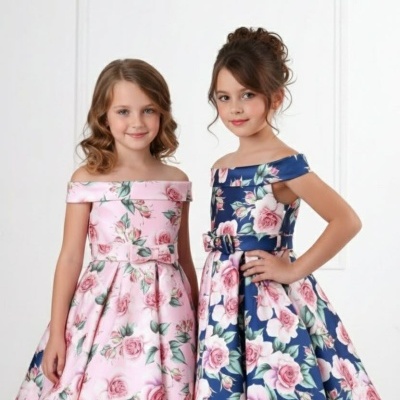 Vestidos de festa infantis florais rosa e azul com cinto e corte ombro a ombro