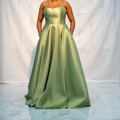 Vestido longo verde claro acetinado com alças finas e saia ampla