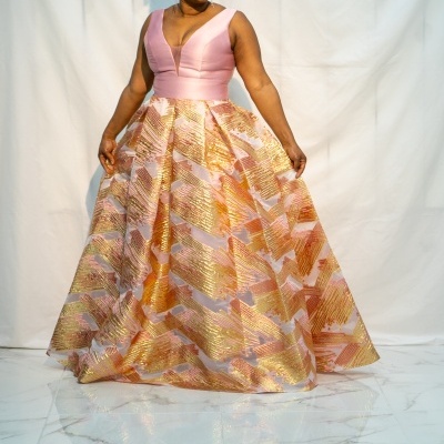 Vestido de festa longo rosa claro com saia brilhante dourada e rosa