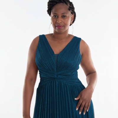 Vestido azul escuro plissado com decote em V