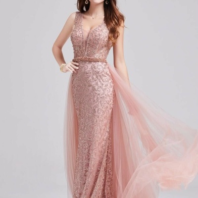 Vestido comprido rosa claro com brilho e tecido fluido