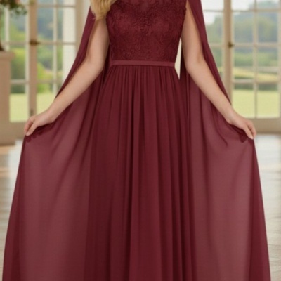 Vestido longo vinho com bordados e mangas capa num ambiente interior luminoso