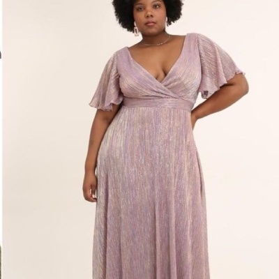 Vestido longo lilás com brilho e decote em V