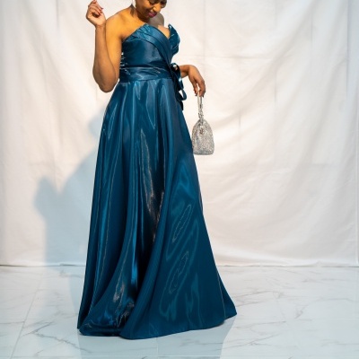 Vestido longo azul cetim com acessórios prateados