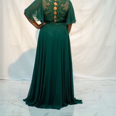 Vestido longo verde escuro com renda e pedraria nas costas mostrado de costas