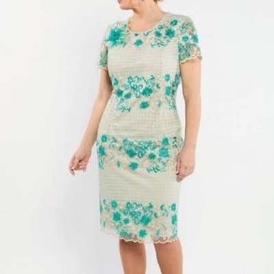 Vestido bege com padrão floral azul e verde de manga curta