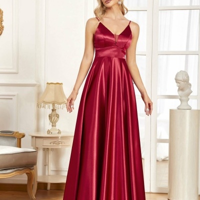 Vestido vermelho acetinado comprido com alças finas, decote em V e cintura marcada