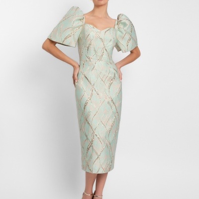Vestido midi jacquard verde claro com padrão dourado, mangas bufantes e decote coração