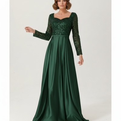 Vestido verde longo com parte superior de lantejoulas e saia acetinada