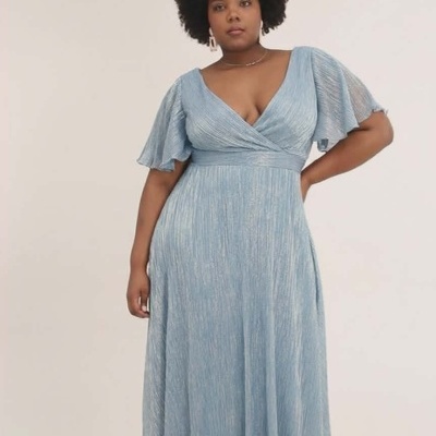 Vestido comprido azul claro com textura metálica e mangas largas