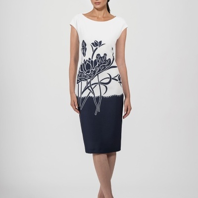 Vestido bicolor branco e azul-marinho com estampa floral, modelo feminino