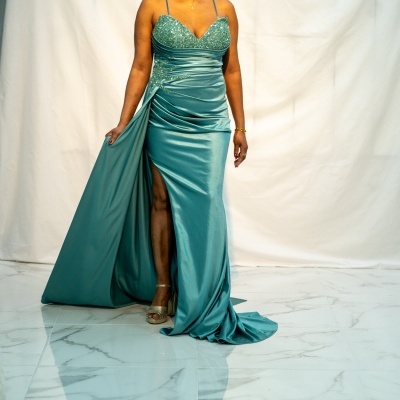 Vestido azul esverdeado acetinado com lantejoulas e racha lateral