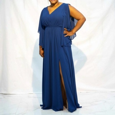 Vestido azul longo com decote em V e racha frontal, tecido leve em fundo branco