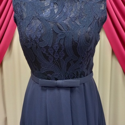 Vestido azul escuro com corpete em renda e cinto com laço