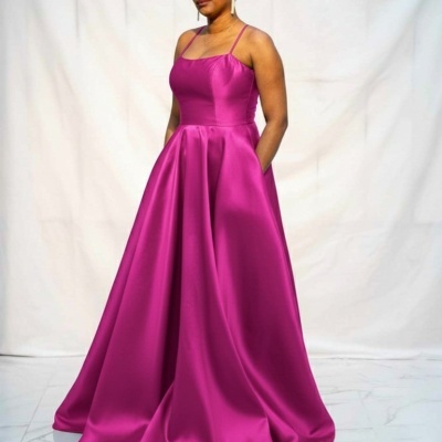 Vestido longo magenta em cetim com alças finas e bolcos