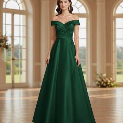 Vestido longo verde escuro com decote ombro a ombro numa sala com janelas grandes