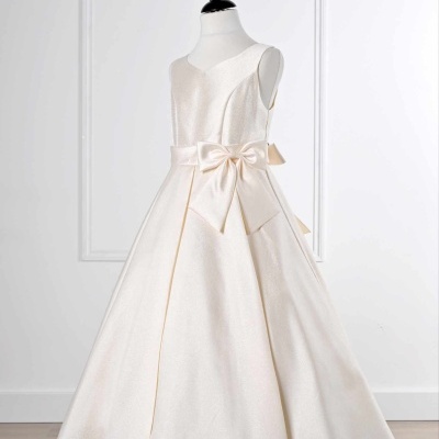 Vestido infantil creme acetinado com laço grande e saia longa