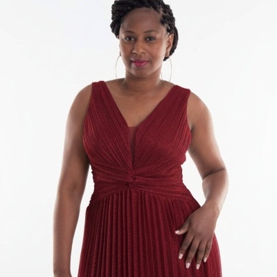 Vestido longo vermelho escuro brilhante com decote em V e pregas.