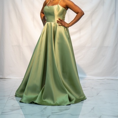 Vestido longo verde-oliva de cetim com alças finas em fundo branco